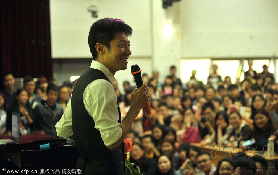 撒贝宁现身学院激情演讲 与同学一起玩自拍65