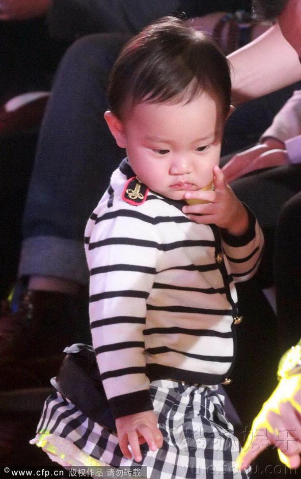 贾乃亮<em>抚摸女儿</em>头显温柔 甜心坐爸怀中萌态足