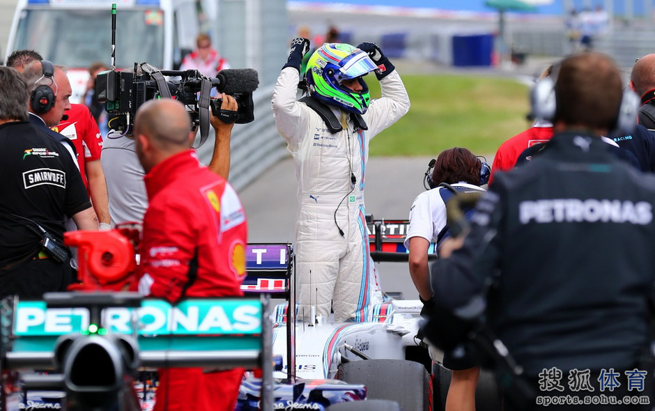 高清:F1奥地利站排位赛 马萨夺取杆位振臂欢呼