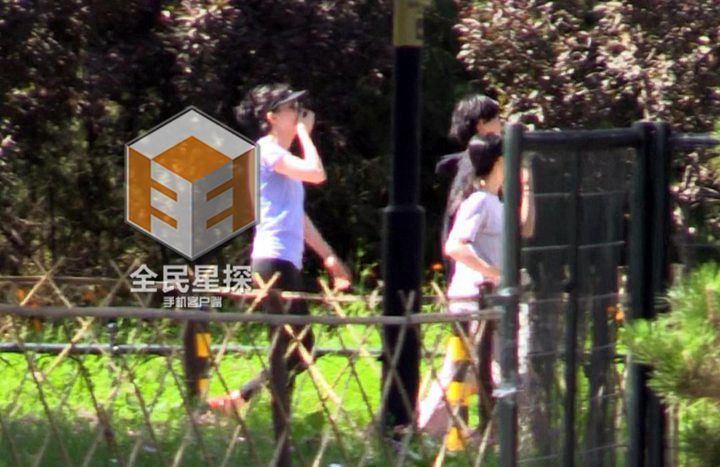 王菲同友人公园散步 身材纤细气色好