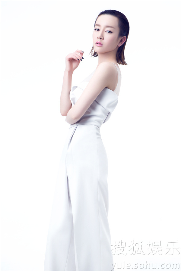 张檬曝黑白高冷写真 优雅迷人女神范十足