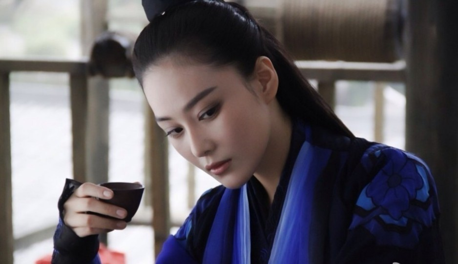 张馨予晒李莫愁美艳照 称不要担心