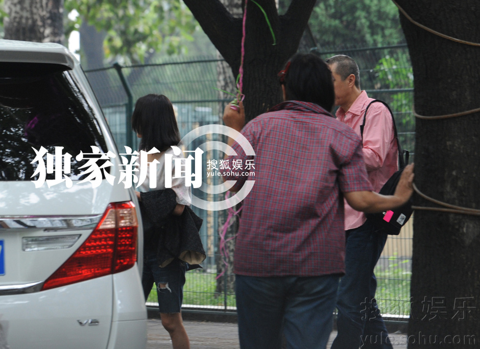 独家:周迅一脸红痘约神秘男 无惧绯闻街头耍宝