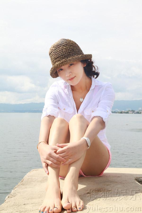 <em>曹曦文</em>海边享受阳光 素颜美腿秀火辣身材-娱乐
