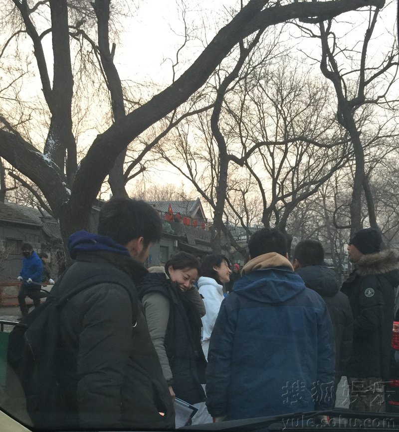 网友上街路遇许晴 白衣惹眼与管虎街头热聊