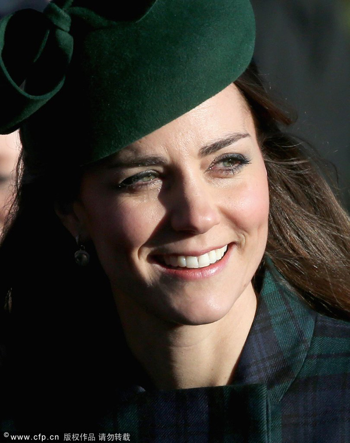 凯特王妃与威廉秀恩爱 与女王出席圣诞礼拜活