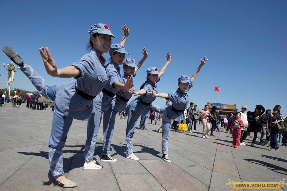 2013年4月30日,北京,一群颇有舞蹈功底的少女扮成红军战士在天安门