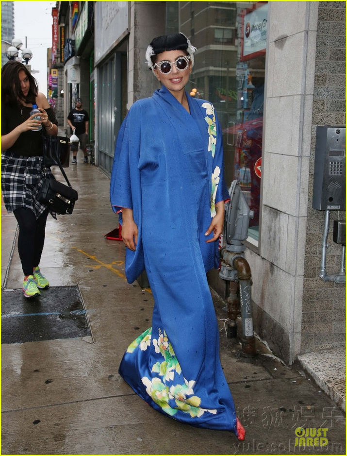 Lady Gaga穿蓝色和服出街 红鞋美腿显端庄68