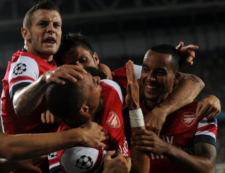 高清:五壮汉 欺负 进球者 拉姆塞单手抱小老虎-