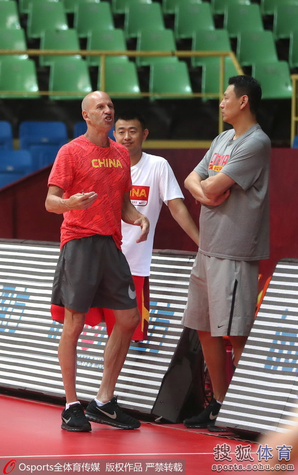 高清图:男篮红队训练备战 王哲林演高难度上篮