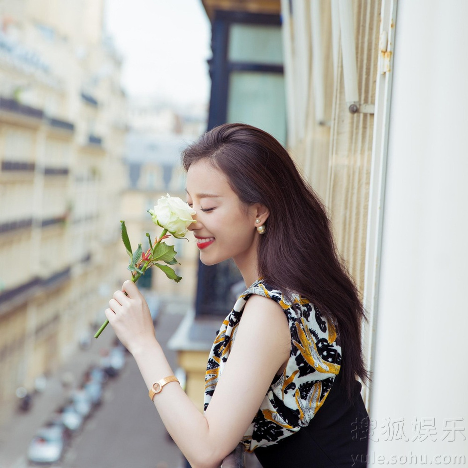 倪妮出席巴黎时装周 印花丝绒礼服优雅大气