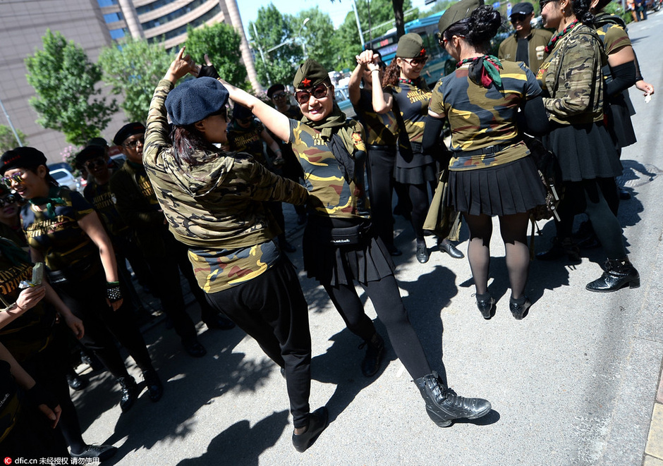 大妈着迷彩服黑丝袜 济南街头大跳广场舞8445