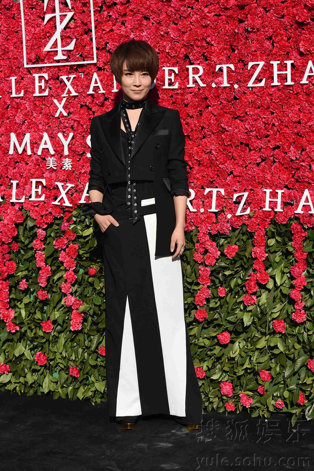 古力娜扎T台走秀 黑衣白裙演绎另类时尚8365