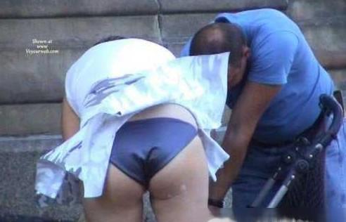 <em>裙子吹</em>起露内裤+女神女屌丝都尴尬