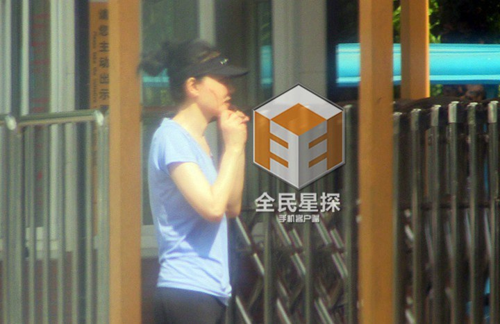王菲同友人公园散步 身材纤细气色好