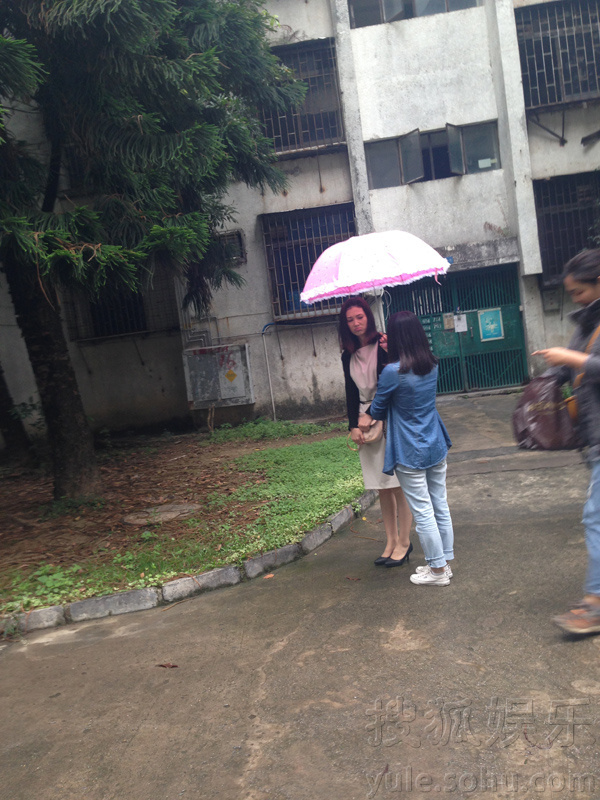 童蕾深圳暴雨雨中拍戏 获助理撑伞略显狼狈-娱