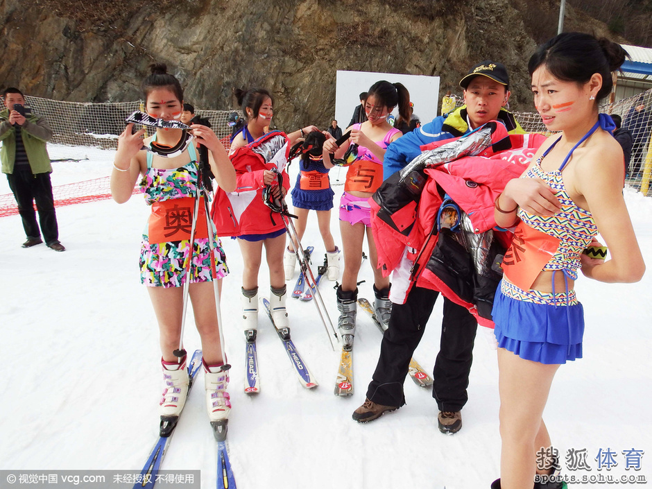 组图:河南举办比基尼滑雪赛 姑娘美丽冻人81