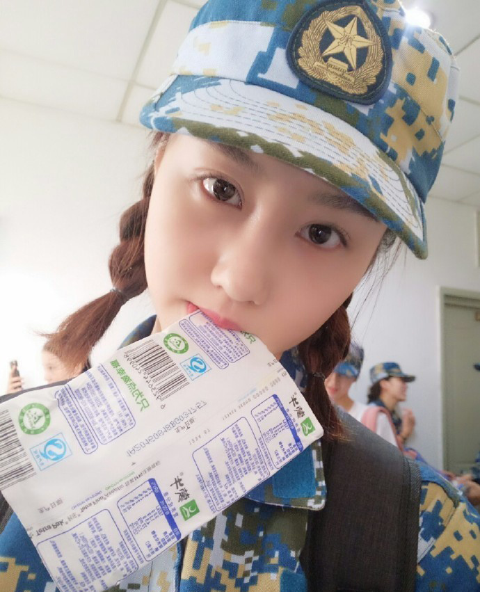 北影表演系军训颜值爆表 关晓彤素颜清纯8707