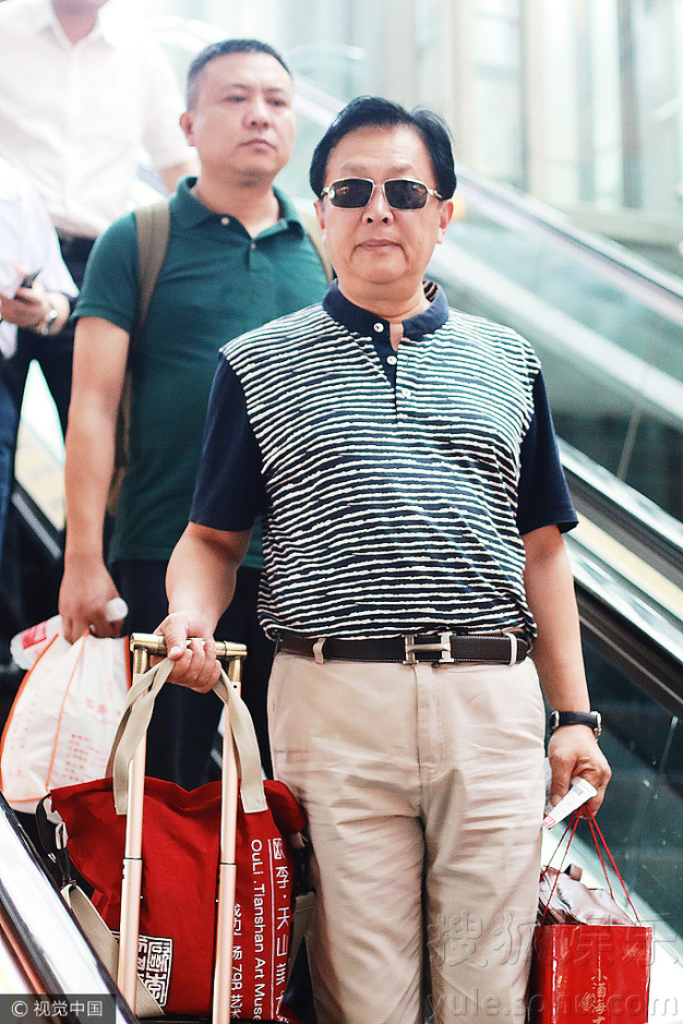 唐国强机场与虹桥一姐合影 妻子朴素避镜头