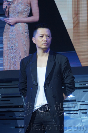 段奕宏黑白搭配亮相车展 简约有型不失男人味儿