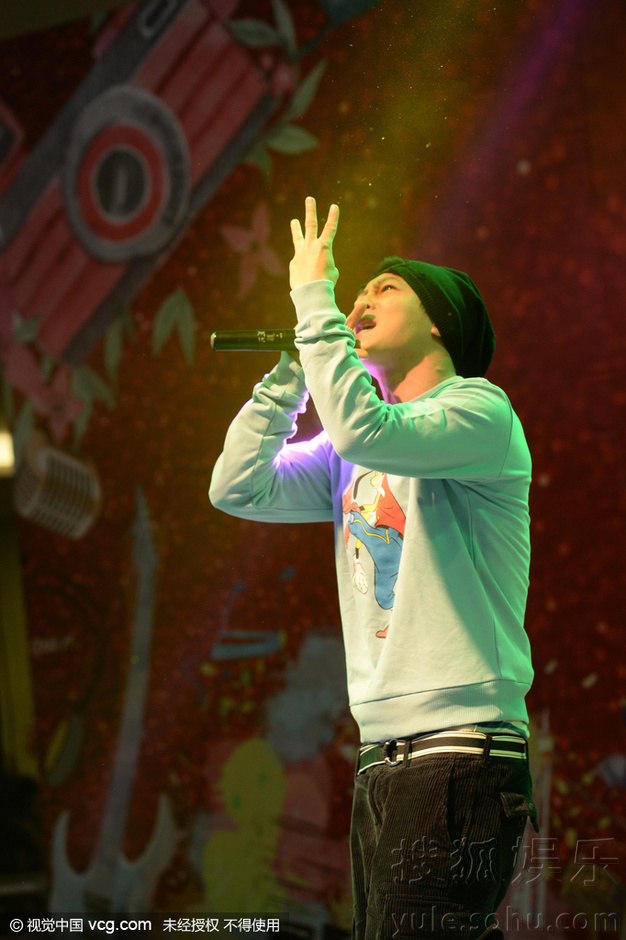 陈冠希贵阳献歌助兴 吸引千余粉丝围观场面失