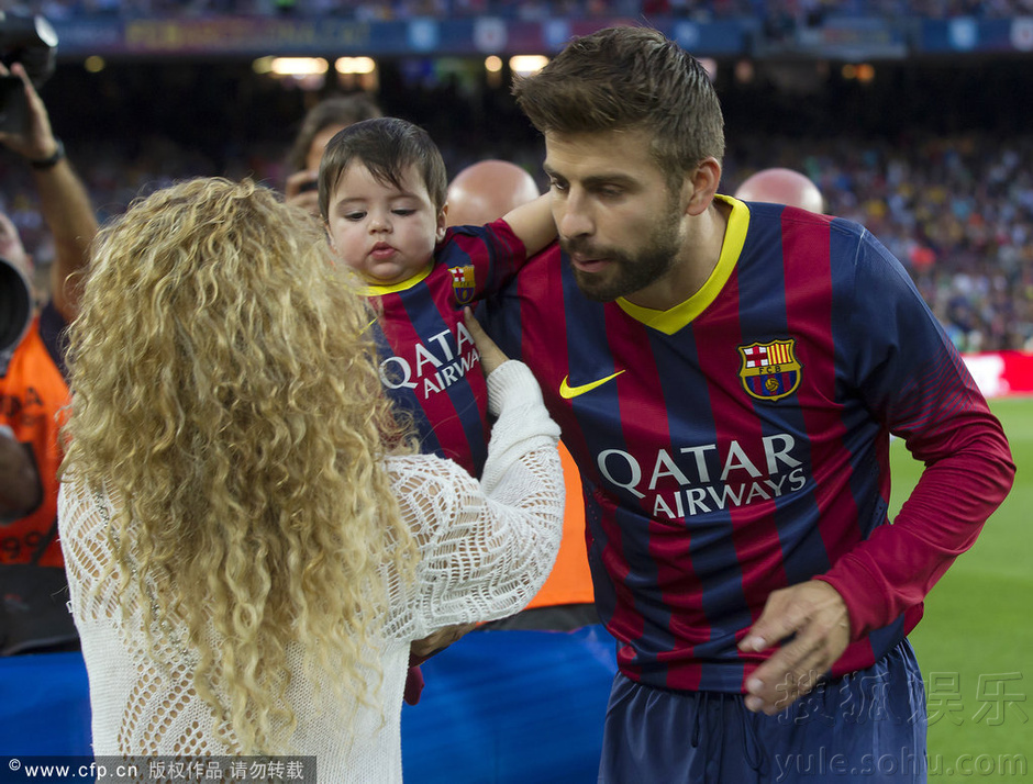 夏奇拉抱子观战老公 小家伙玩足球似欲子承父