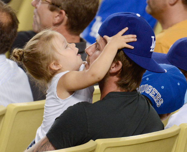 <em>父女</em>齐卖萌 棒球赛场小贝惨遭贝小七魔爪-教育