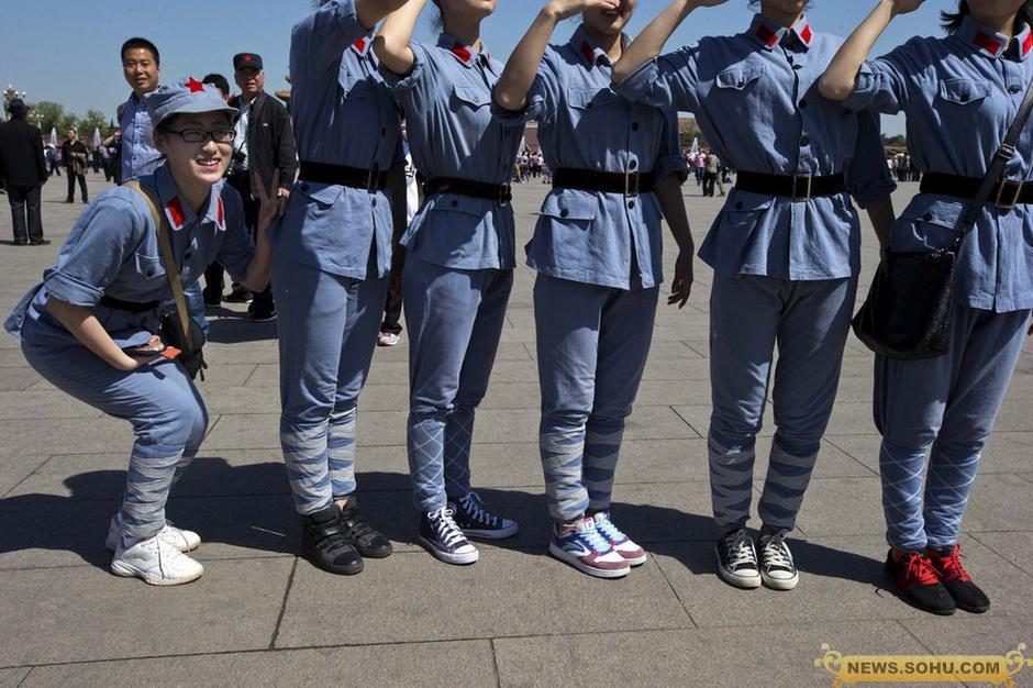 2013年4月30日,北京,一群颇有舞蹈功底的少女扮成红军战士在天安门