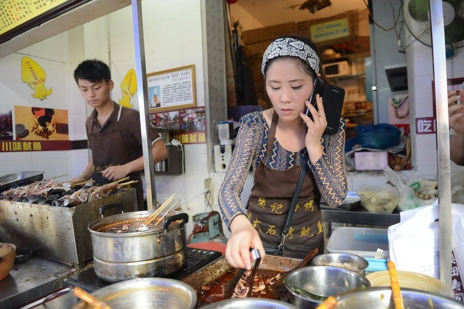 揭秘女大学生生意经:当SG做酒托扮女仆陪宅男
