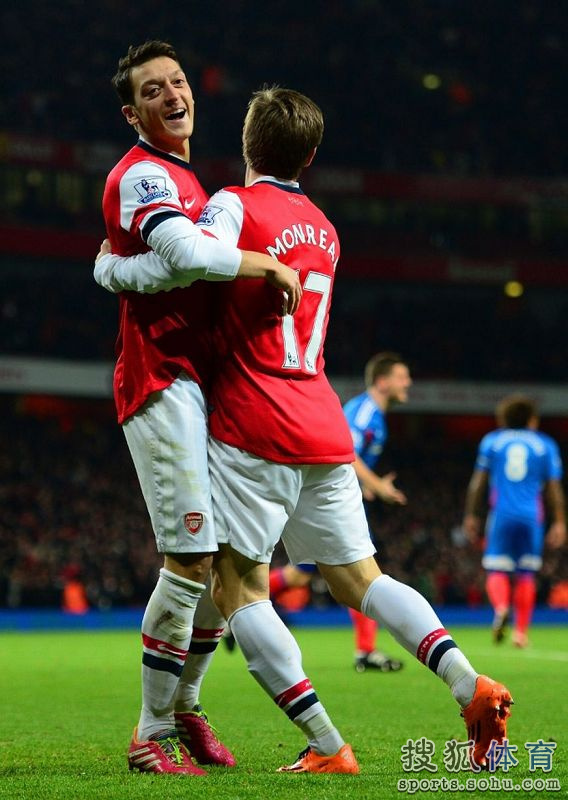 高清:自信帝霸气凌空风神腿 厄齐尔被摔倒栽葱