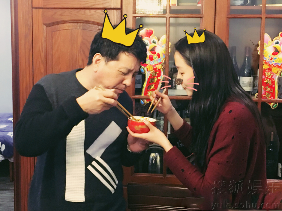 女儿是贴心小棉袄!关晓彤下厨为爸爸做爱心面(图)