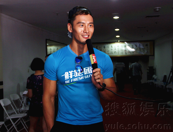 顾又铭谢娜亮相红毯 传递时尚运动新方式