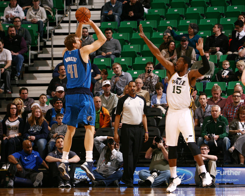 高清图:小牛客场击败爵士 诺维茨基展现攻击力-体育图片库-大视野-搜狐