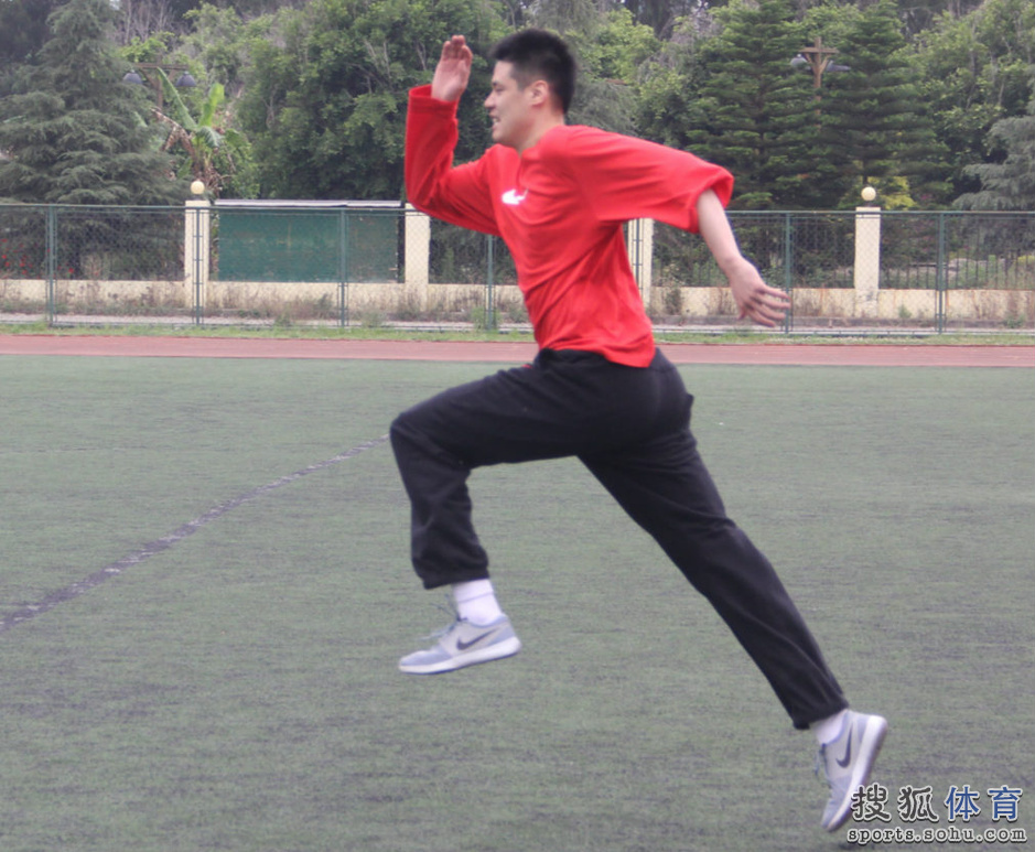 组图:男篮海埂基地足球场练体能 奔跑吧兄弟们