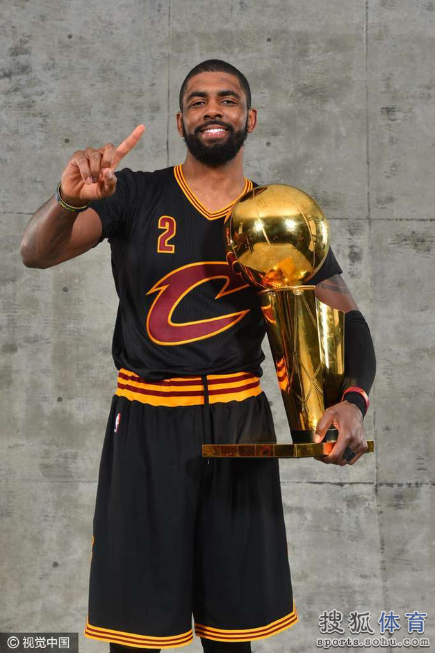 高清图:骑士拍摄冠军写真 詹皇霸气拿两座奖杯