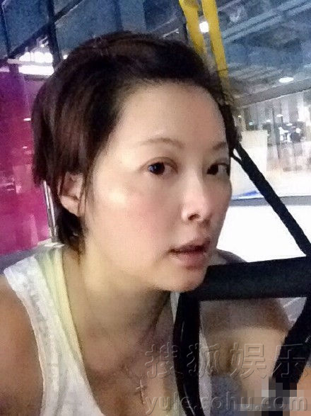 袁立晒健身运动照 身形丰腴自认还需努力