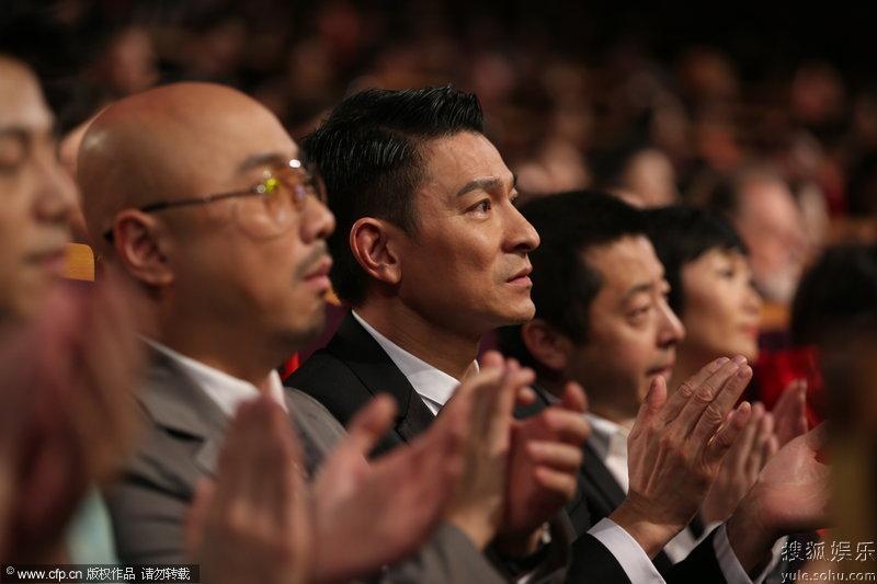 【转载】 刘德华为徐克颁奖表述情谊 场下与徐铮热聊