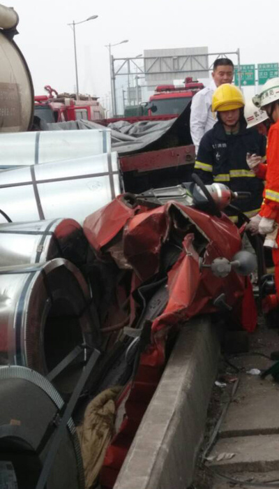 武汉罐车与半挂车相撞 司机当场身亡7058359