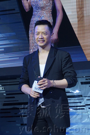 段奕宏黑白搭配亮相车展 简约有型不失男人味儿