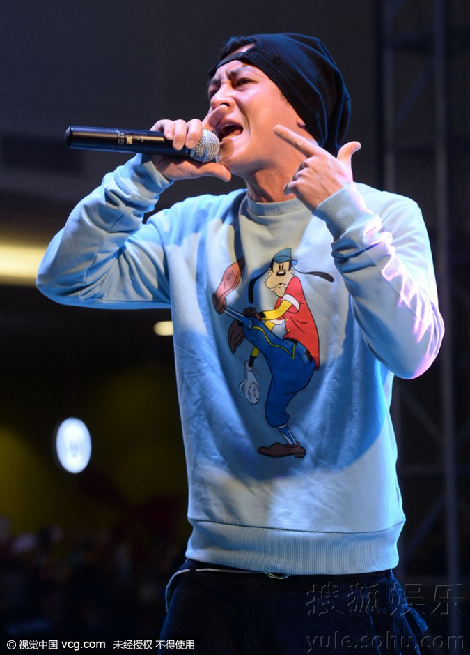 陈冠希贵阳献歌助兴 吸引千余粉丝围观场面失