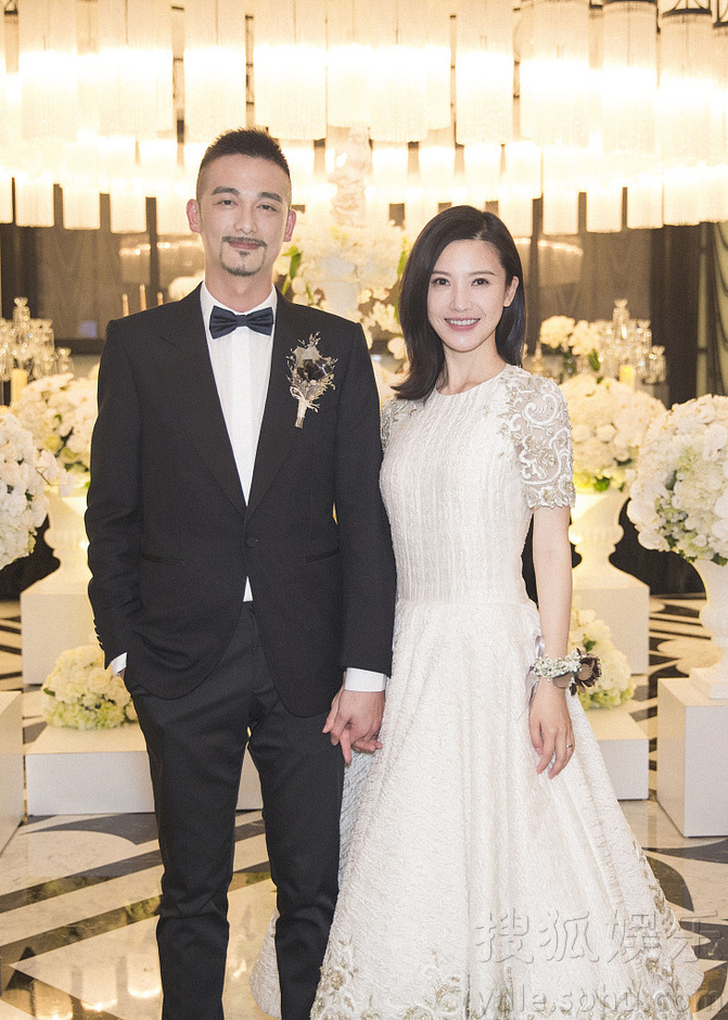 杨子姗吴中天大婚 幸福笑容满满