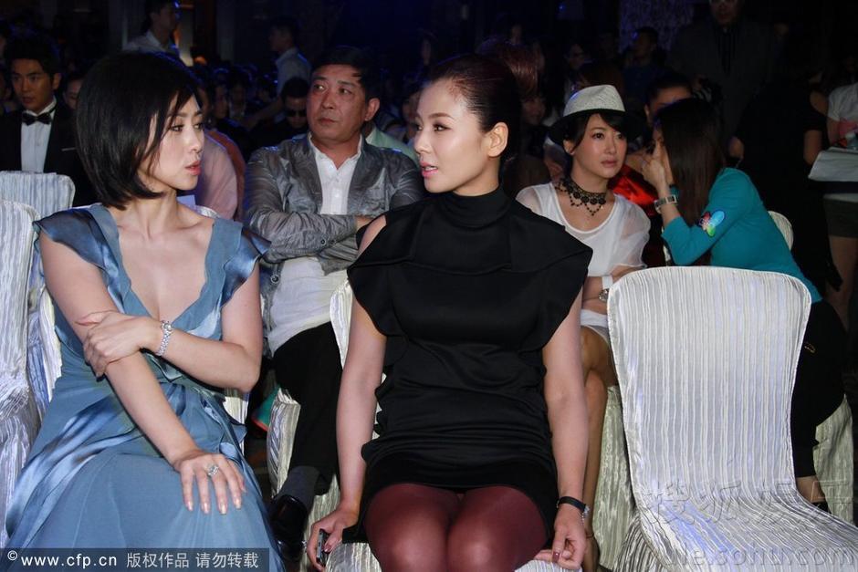 <em>刘涛穿</em>黑裙走光露底 王丽坤伊能静热聊显熟络