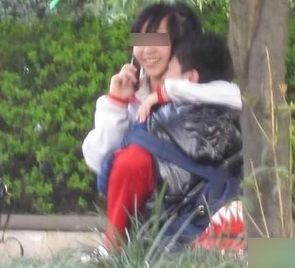 <em>学生妹</em>大街<em>上</em>公然又吻又摸