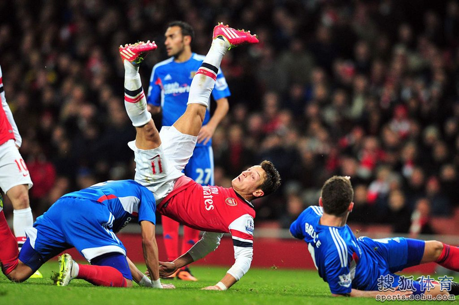 高清:自信帝霸气凌空风神腿 厄齐尔被摔倒栽葱