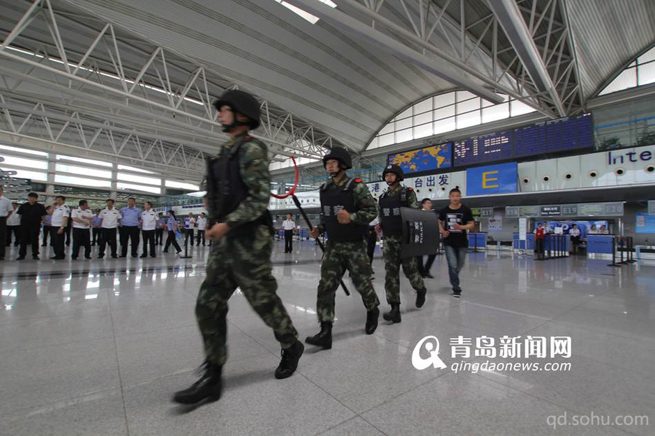 青岛机场反恐演练特警狙击手果断击毙歹徒图