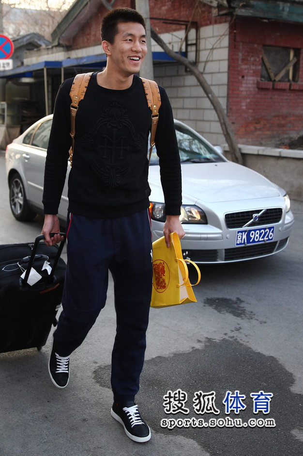 高清:男篮集训第二批球员报到 郭艾伦帅气亮相