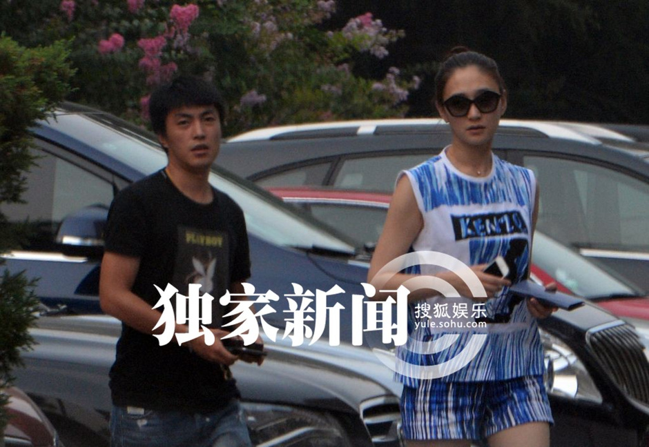 独家:李小冉陪男友人买ipad 品尝蛋糕买咖啡