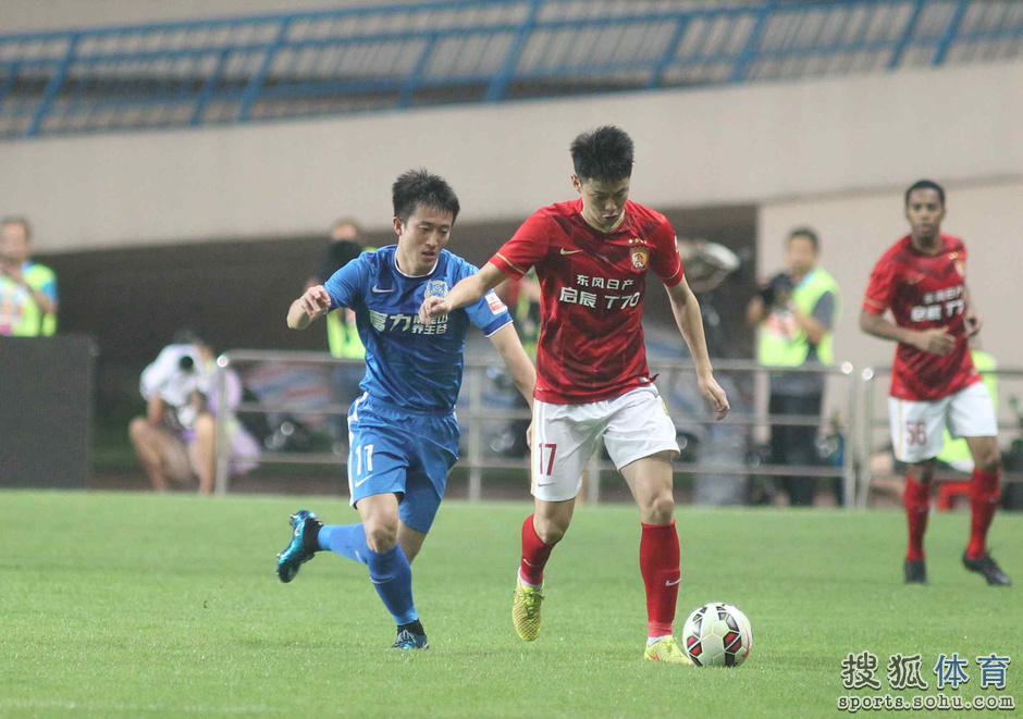 高清图:恒大2-1客胜富力 邹正贡献绝杀疯狂庆祝