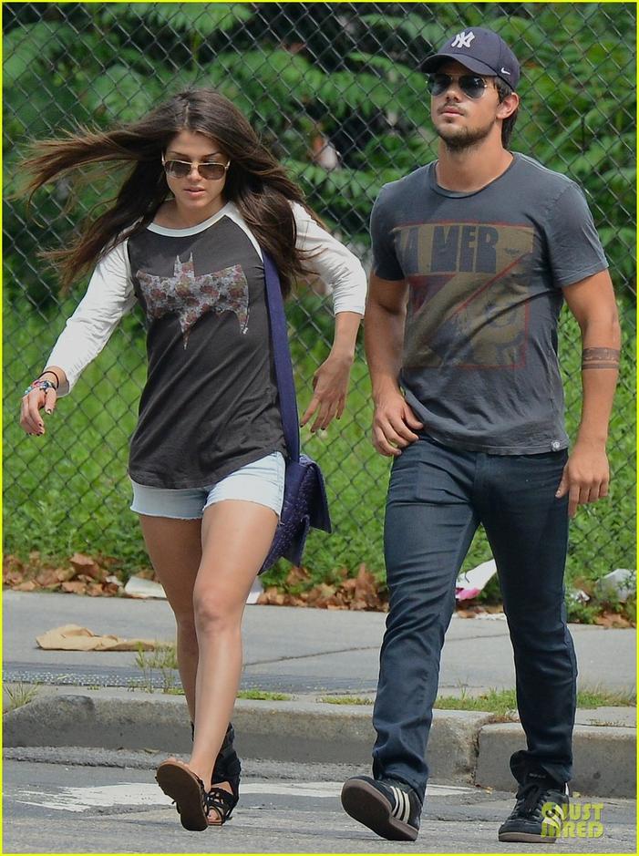 2013年7月30日讯,纽约,当地时间7月29日,21岁的狼人泰勒-洛特纳(Taylor Lautner)携27岁的女星玛丽-艾格洛浦路斯( Marie Avgeropoulos)亮相街头。一身休闲装难掩好身材的特洛纳与女友十指紧扣现身,更不时握着手机在街头自拍,大秀恩爱。