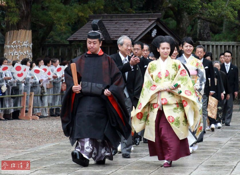 【转载】 日本26岁"女王"嫁41岁"神官"
